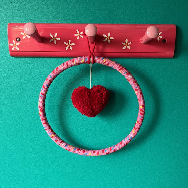 Luna-Leena wandhanger met rood hart - ring 20ø cm - Handgemaakt in Nepal
