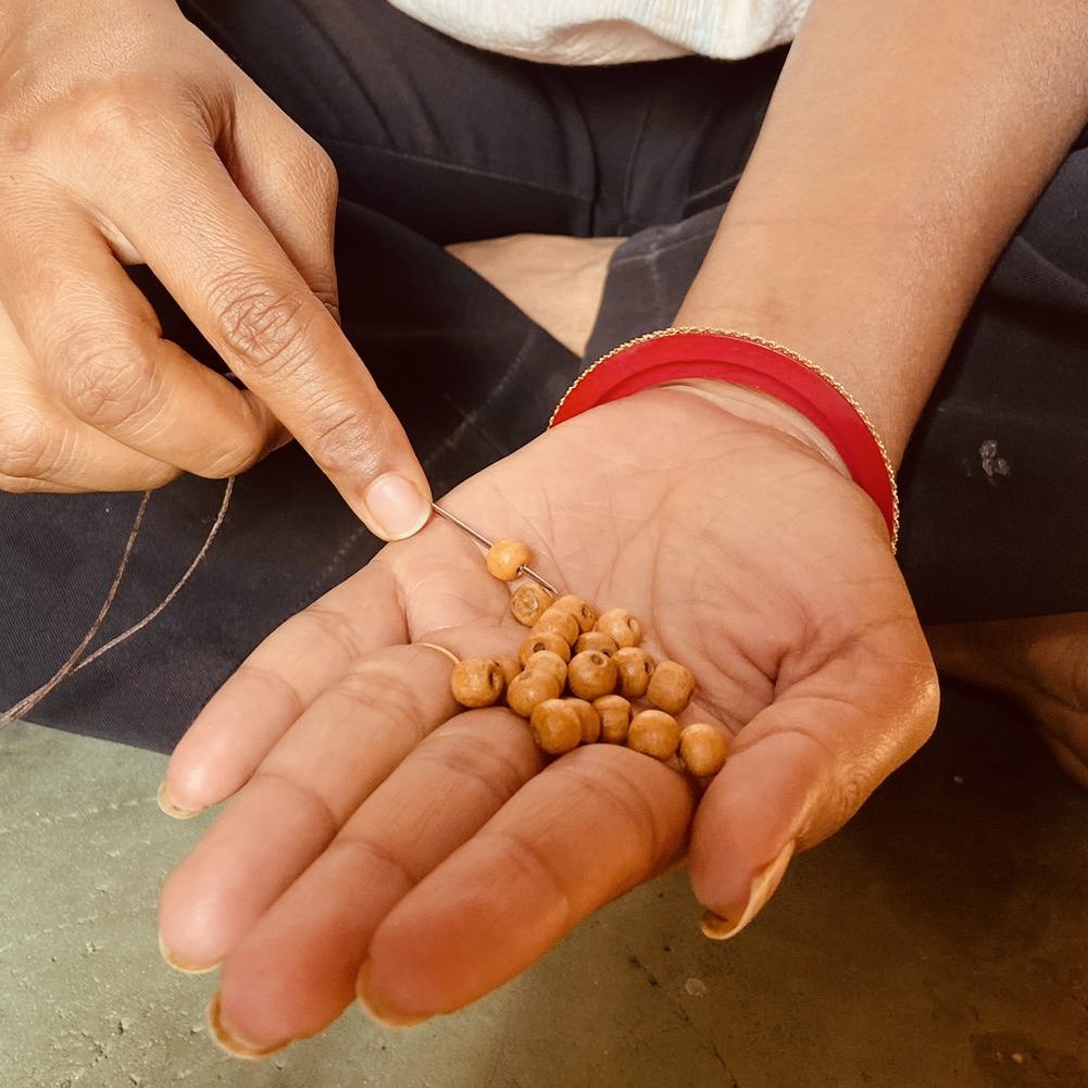 Luna-Leena telefoonsnoer -houten kralen en tijgeroogkralen - handgemaakt in Nepal