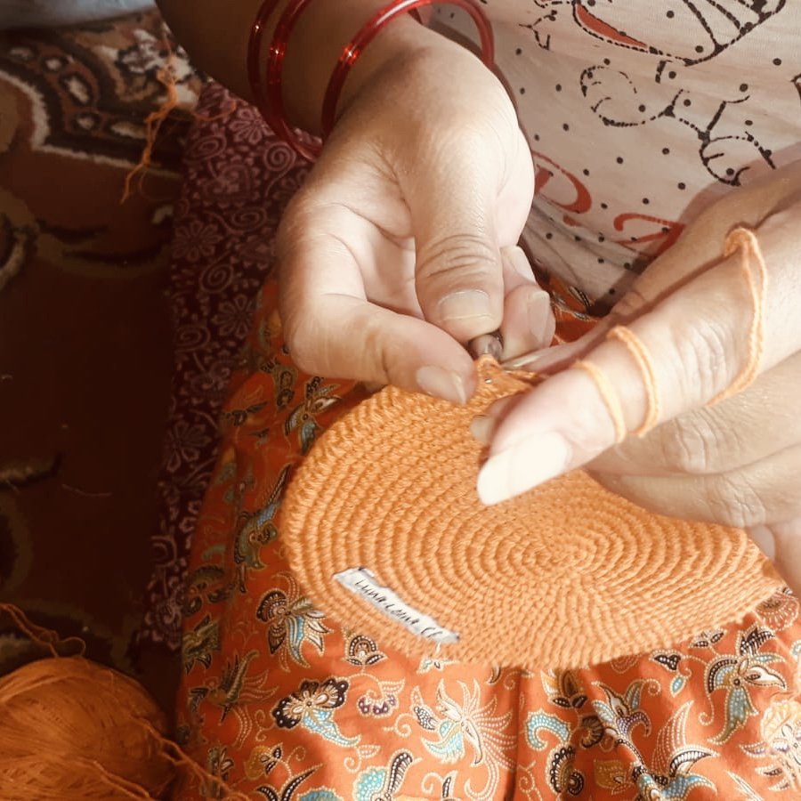 Luna-Leena krab plat knuffeldoekje met geluid - Oranje - Handgehaakt in Nepal