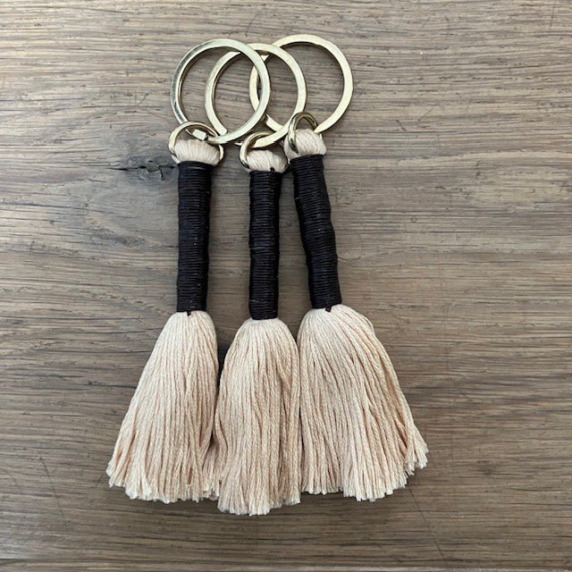 Luna-Leena Keychain Lange Tassel Black - handgemaakt in Nepal - Bag Hanger
