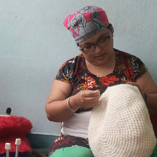 Luna-Leena kruk met wollen hoes - Schapenwol & hout - Handgehaakt in Nepal