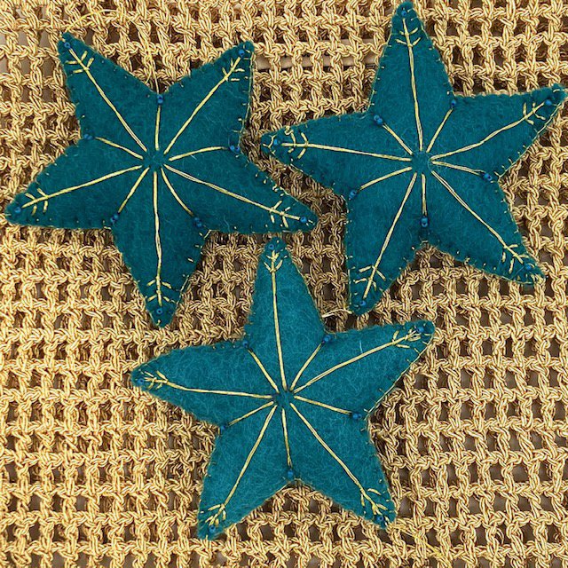 Luna-Leena sterhanger blauw & goud - wolvilt - handgemaakt in Nepal