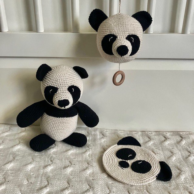 Luna-Leena speeldoos pandabeer - zwart & wit - Handgehaakt in Nepal