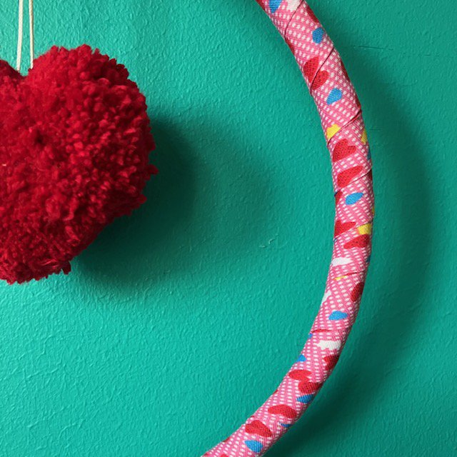 Luna-Leena wandhanger met rood hart - ring 20ø cm - Handgemaakt in Nepal