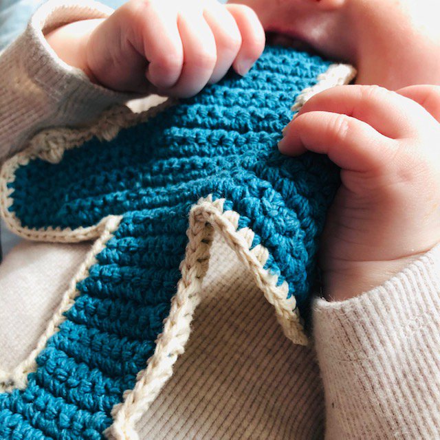 Luna-Leena vliegtuig plat knuffeldoekje met geluid - Blauw - Handgehaakt in Nepal