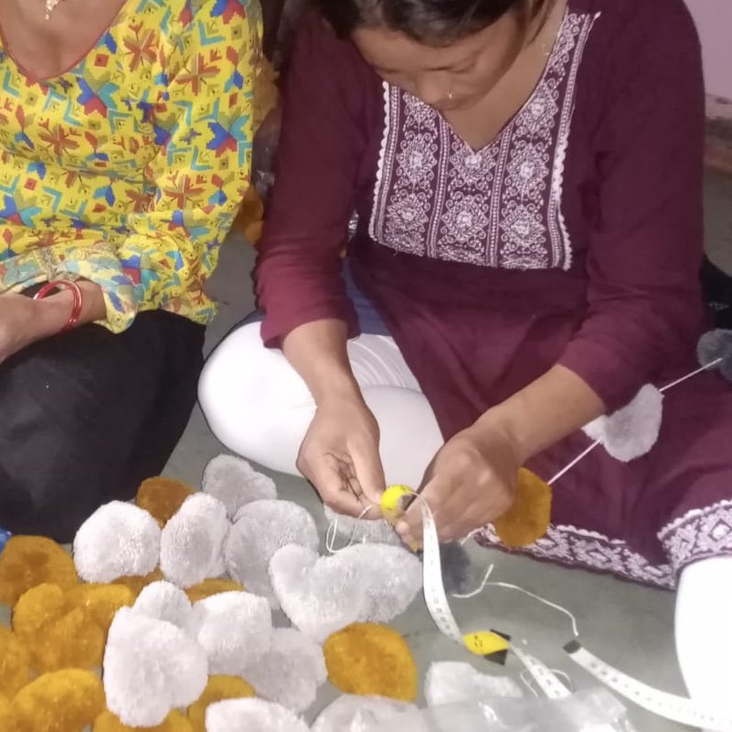 Luna-Leena slinger hartjes pompom grijs & oker - Handgemaakt in Nepal