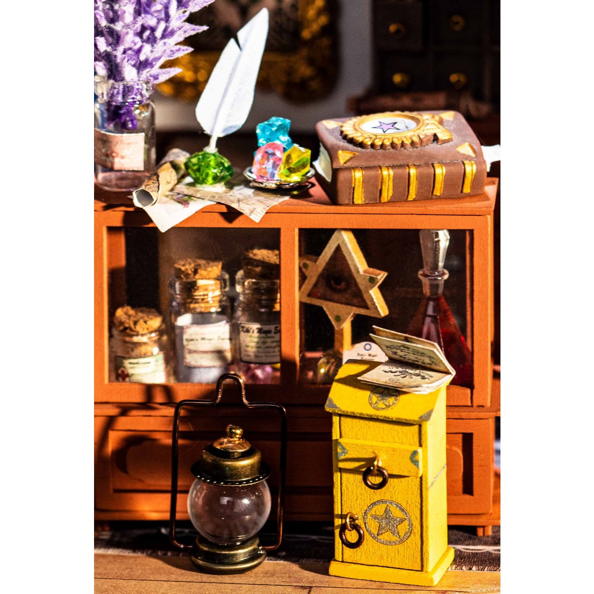 Robotime, DIY Huisje Kiki's Magic Emporium met LED verlichting