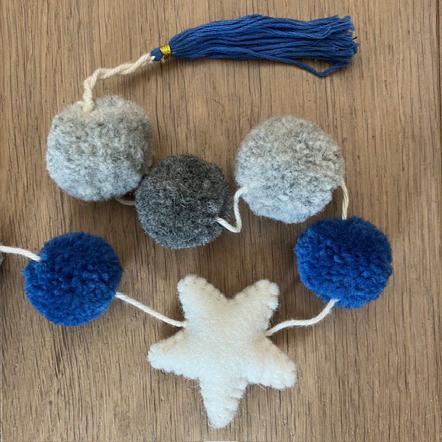 Luna-Leena slinger ster - Pompon blauw/grijs - Handgemaakt in Nepal
