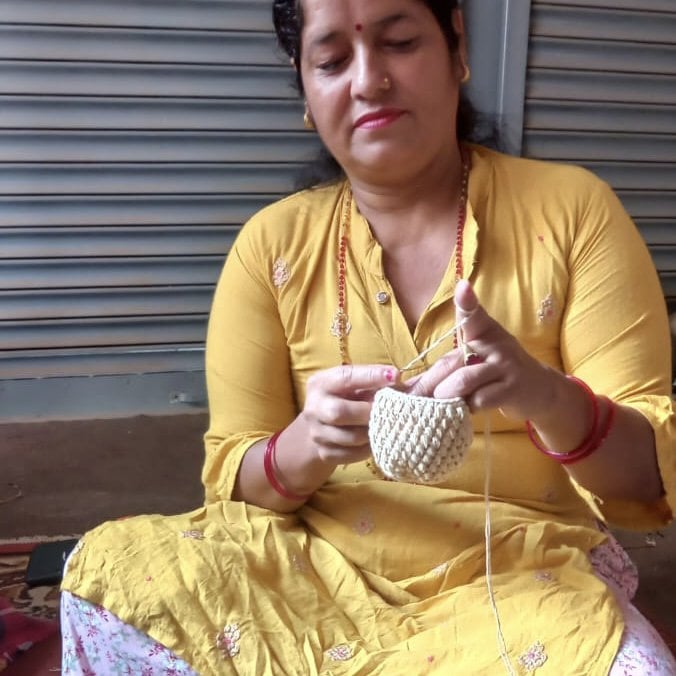 Luna-Leena 2x eierwarmer rendier Rudolph zand + sjaal - Handgehaakt in Nepal