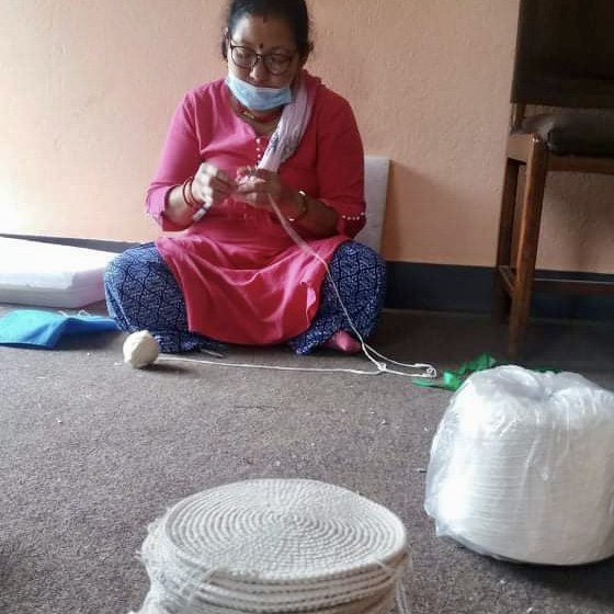 Luna-Leena konijn plat knuffeldoekje met geluid - Gebroken wit en zwart - Handgehaakt in Nepal