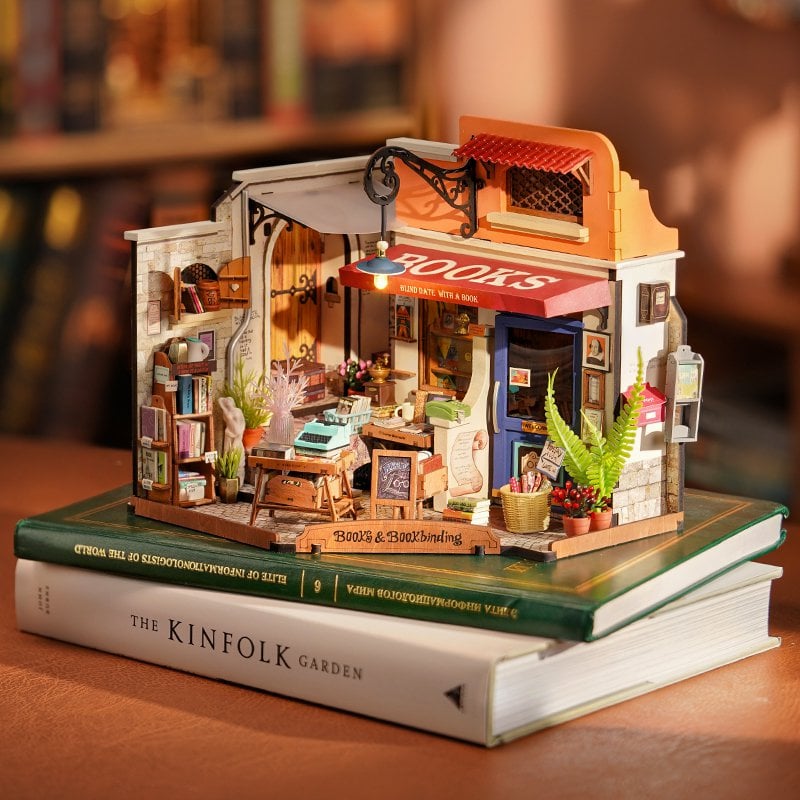 Robotime, DIY Huisje Corner Bookstore met LED verlichting, 25x16,7x18cm