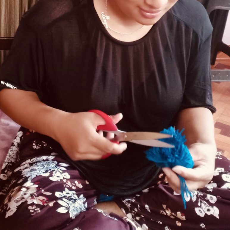 Luna-Leena slinger ster - Pompon blauw/grijs - Handgemaakt in Nepal