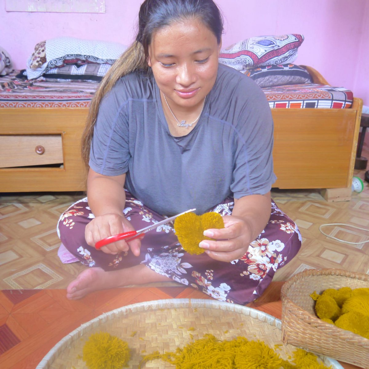 Luna-Leena slinger hartjes pompom grijs & oker - Handgemaakt in Nepal