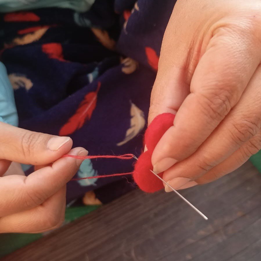 Luna-Leena Hair Clips Harten 2x - rood - viltwol - handgemaakt in Nepal