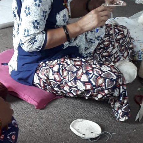 Luna-Leena ijsbeer plat knuffeldoekje met geluid - Gebroken wit - Handgehaakt in Nepal