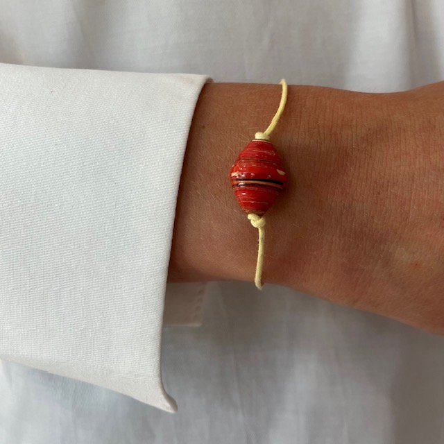Luna-Leena Bracelet Oval Red - gemaakt van bestaande armbanden in Nepal