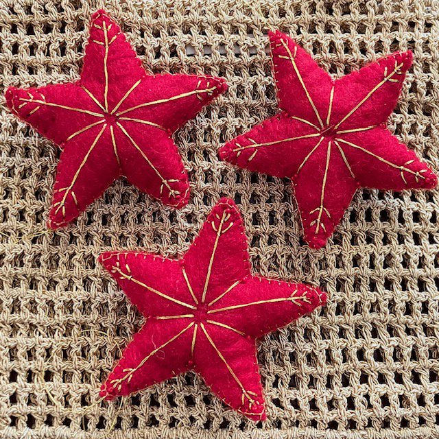 Luna-Leena sterhanger rood & goud - wolvilt - handgemaakt in Nepal