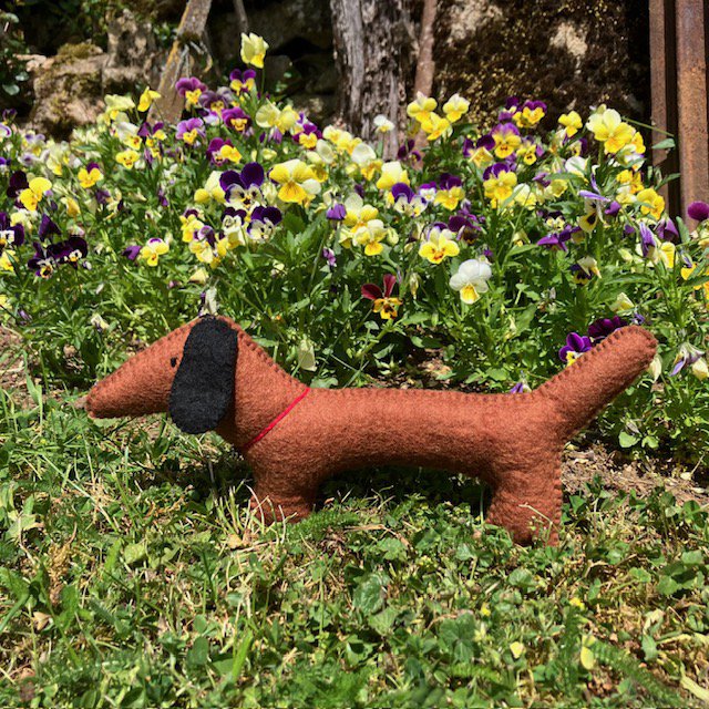 Luna-Leena Large Dachshund 'Luna' - Brown - 100% wolvilt - handgemaakt in Nepal