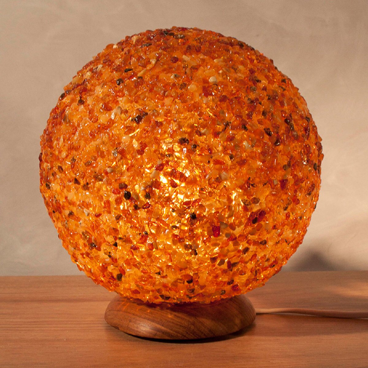 Himalaya Salt Dreams, Verlichte Amber Lamp op Houten voet, Ø ca. 20 cm, H ca. 22,5 cm