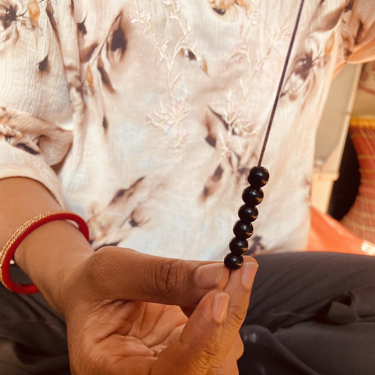 Luna-Leena telefoonsnoer zwart hout - natuurlijke houten kralen - handgemaakt in Nepal