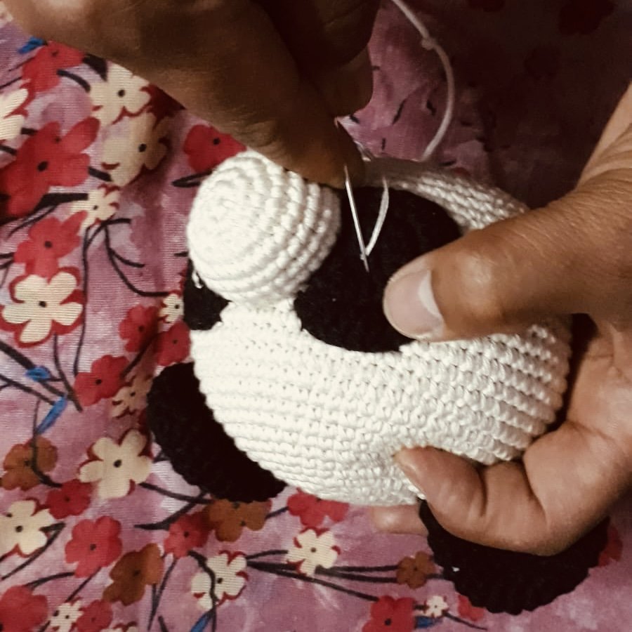 Luna-Leena speeldoos pandabeer - zwart & wit - Handgehaakt in Nepal