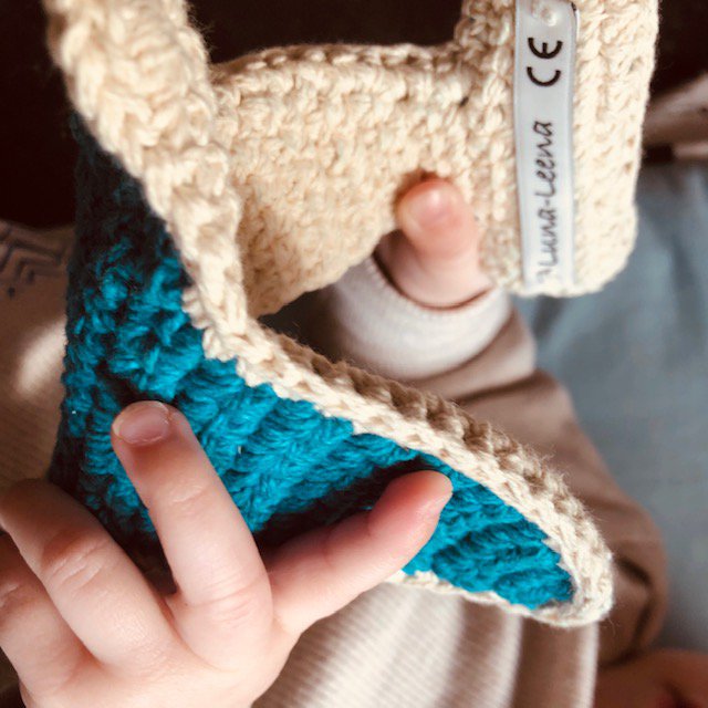 Luna-Leena vliegtuig plat knuffeldoekje met geluid - Blauw - Handgehaakt in Nepal