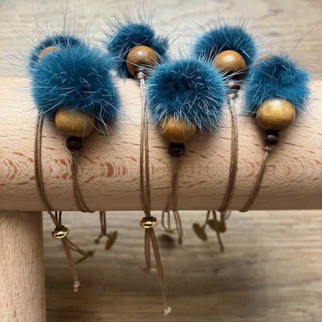 Luna-Leena armband Fluffy Bead Turquoise - één maat volwassen - gemaakt van bestaande kettingen van Nepal