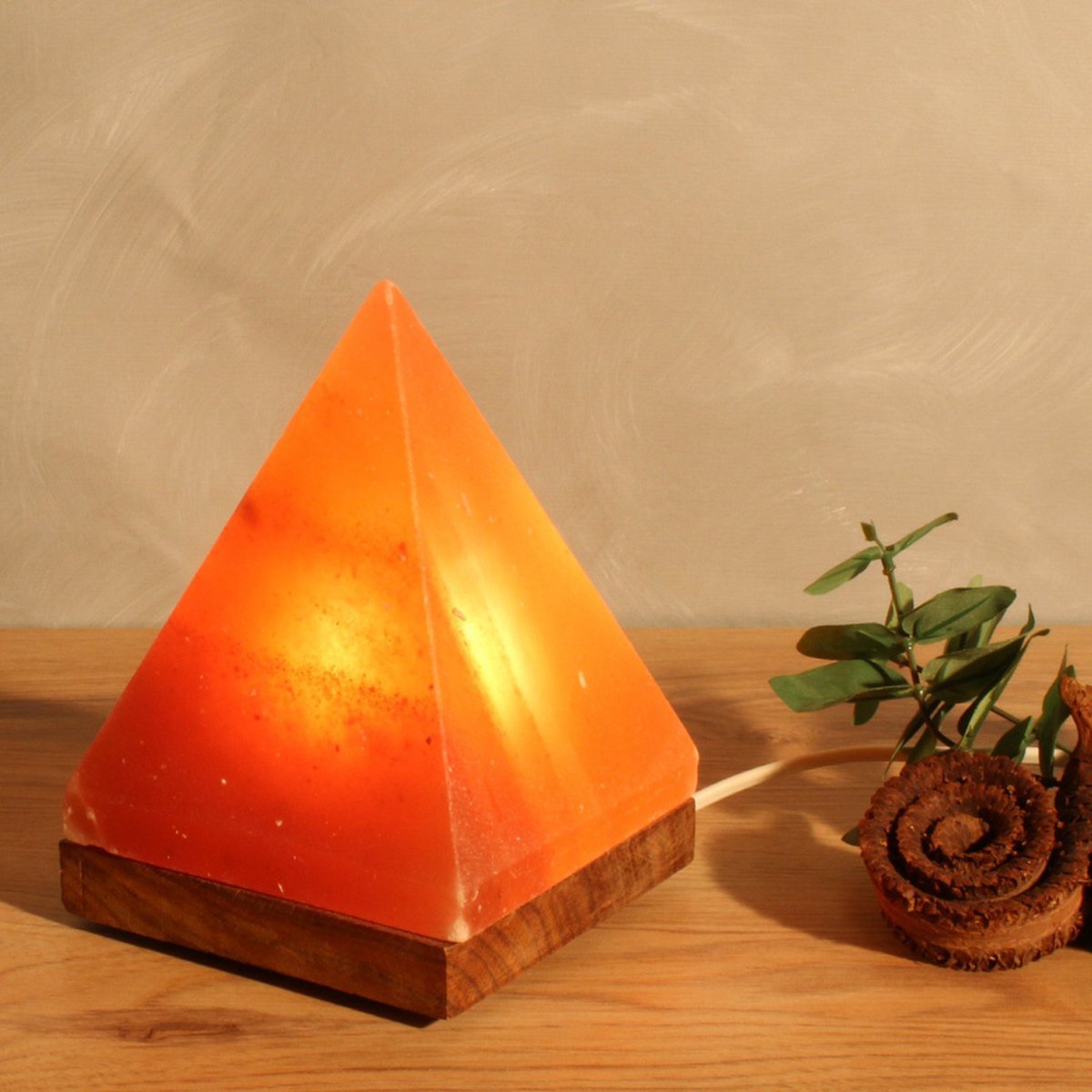 Himalaya Salt Dreams Zoutlamp, Pyramide met Houten voet, 12,5x 12x17,5cm