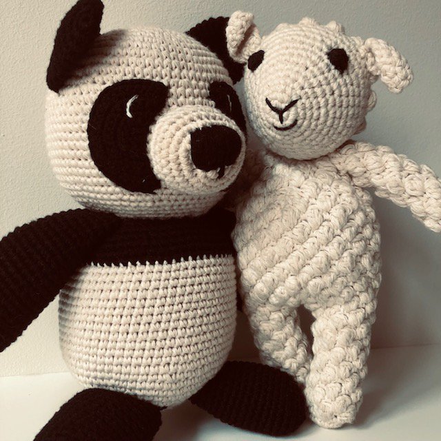 Luna-Leena panda plat knuffeldoekje met geluid - Biologisch katoen - Handgehaakt in Nepal