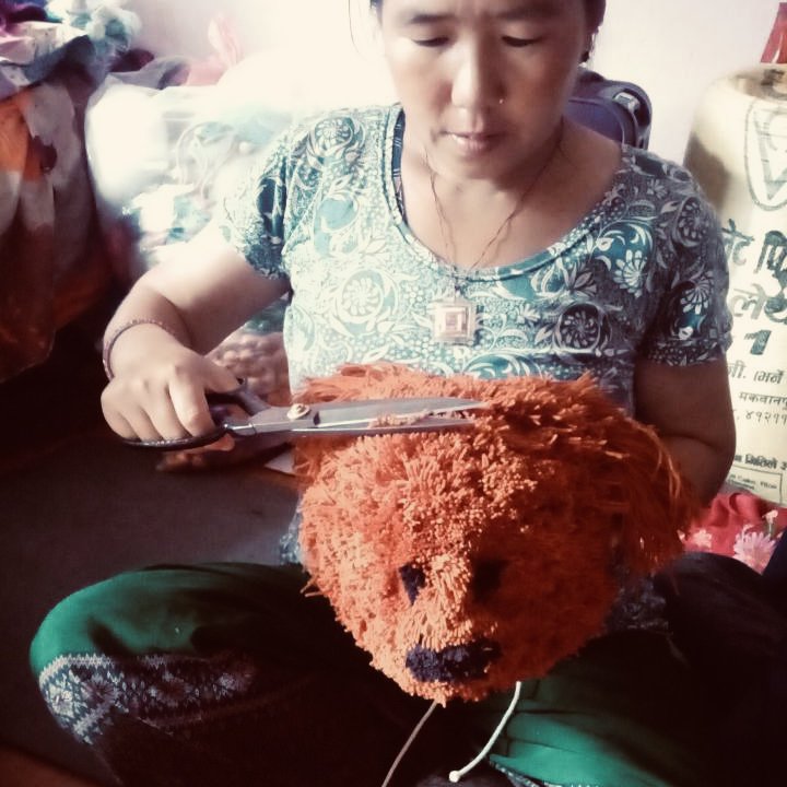 Luna-Leena trofeekop hond terrabruin - 100% zachte wol - Handgemaakt in Nepal