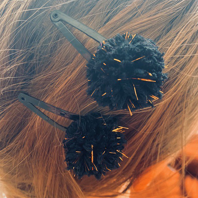 Luna-Leena Hair Clips Pom Pom 2x - Zwart en Gold Flakes - Handmade in Nepal