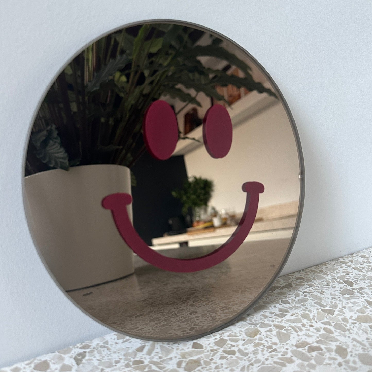 Vrolijkmakende Smiley spiegel Dark Red Smile