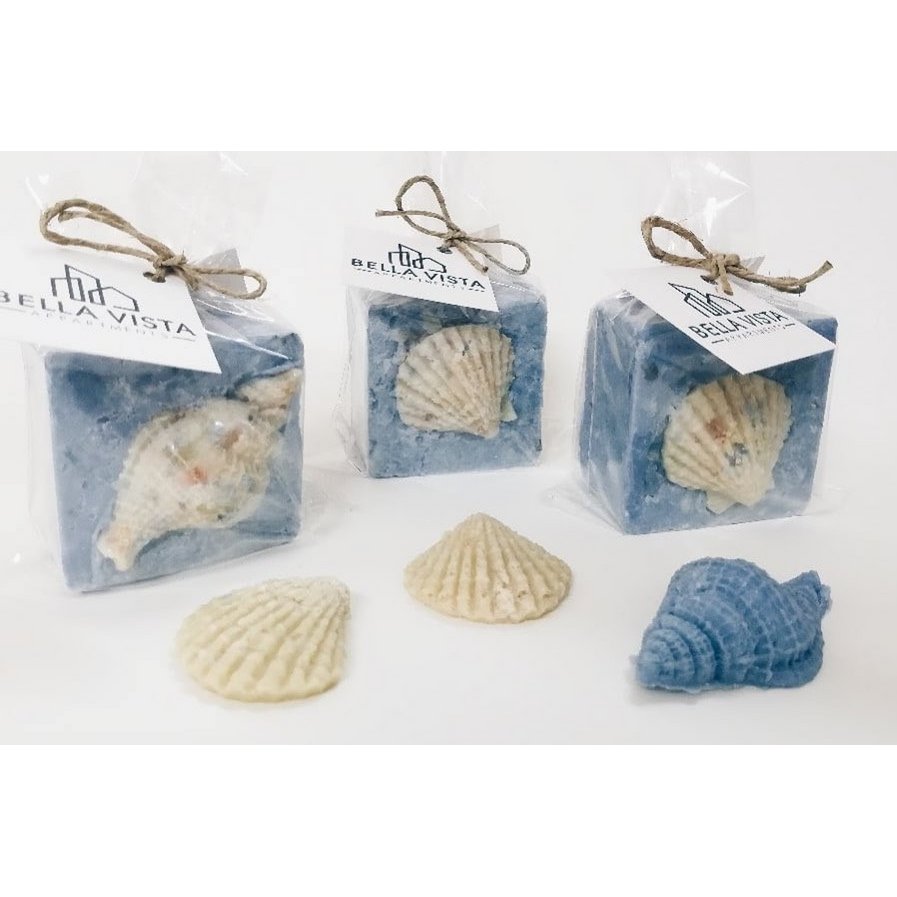 Marika Olijfoliezeep wit/blauw- blauw/wit met schelp, 6x6x4cm