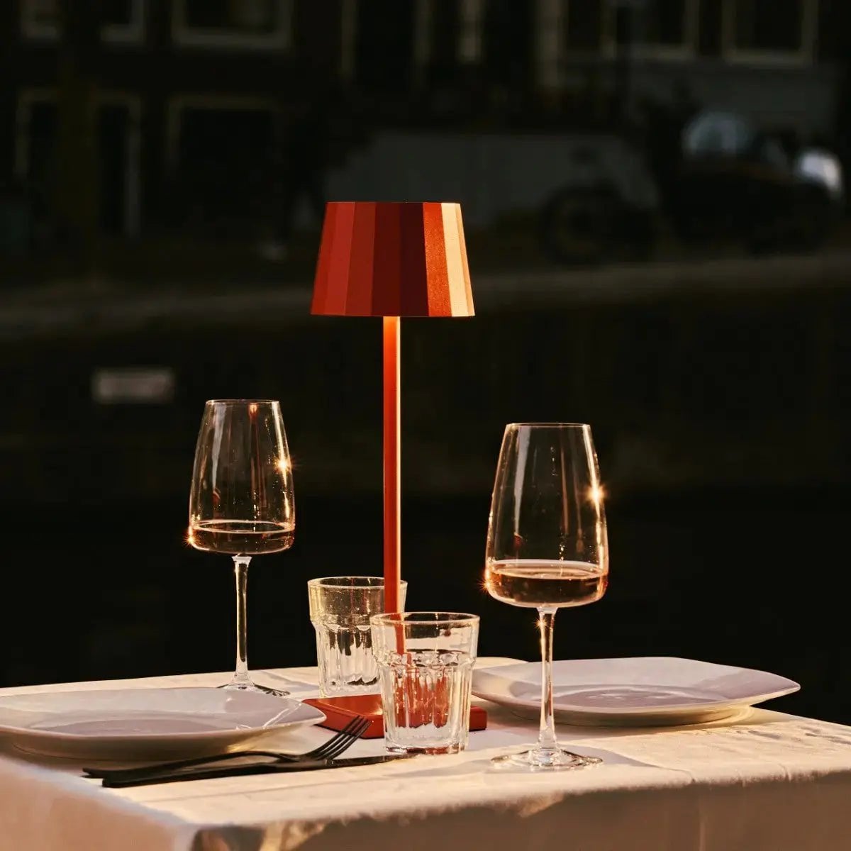 Tavellio - Wouter Oranjebloesem Oplaadbare Tafellamp | Draadloos opladen en batterijduur van 120 uur