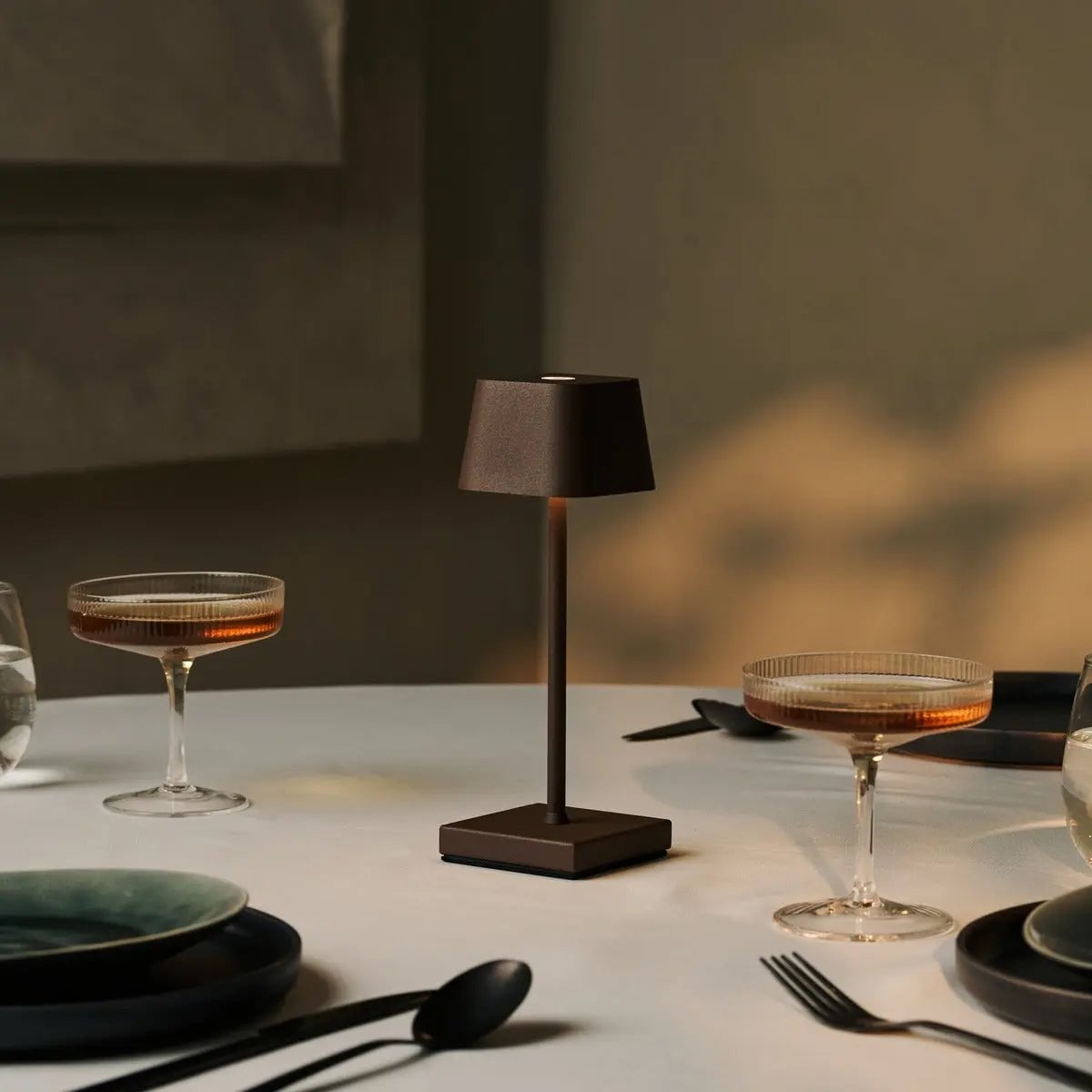 Tavellio - Exclusieve Combiset Professioneel | 4 x Sarphati Mini Mokka Bruin Oplaadbare Tafellampen & 1 x Amstel Oplaadstation