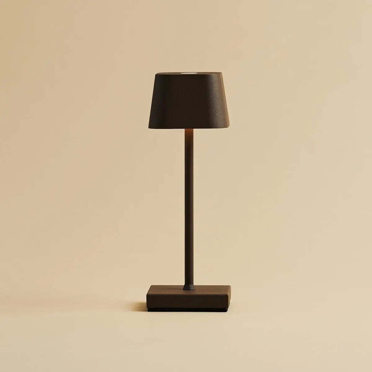 Tavellio - Exclusieve Combiset Professioneel | 4 x Sarphati Mini Mokka Bruin Oplaadbare Tafellampen & 1 x Amstel Oplaadstation