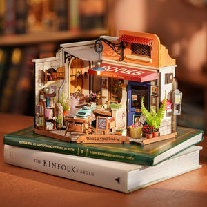 Robotime, DIY Huisje Corner Bookstore met LED verlichting, 25x16,7x18cm