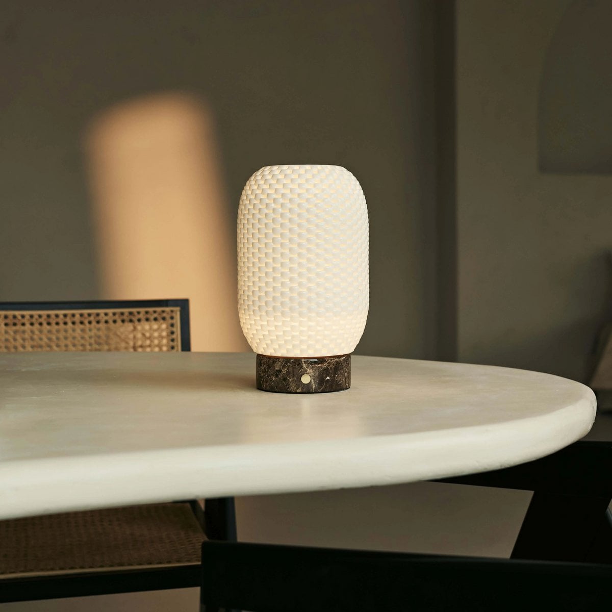 Tavellio- Aurora Donkerbruin Marmeren Snoerloze Tafellamp | 3D-geprint porselein, dimbaar en batterijduur tot 100 uur