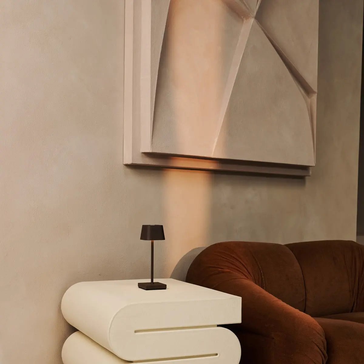 Tavellio - Exclusieve Combiset Professioneel | 4 x Sarphati Mini Mokka Bruin Oplaadbare Tafellampen & 1 x Amstel Oplaadstation