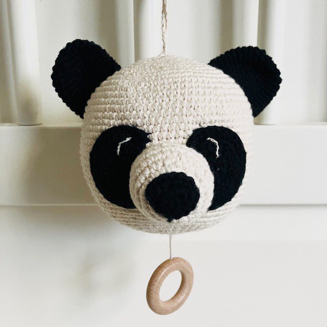 Luna-Leena speeldoos pandabeer - zwart & wit - Handgehaakt in Nepal