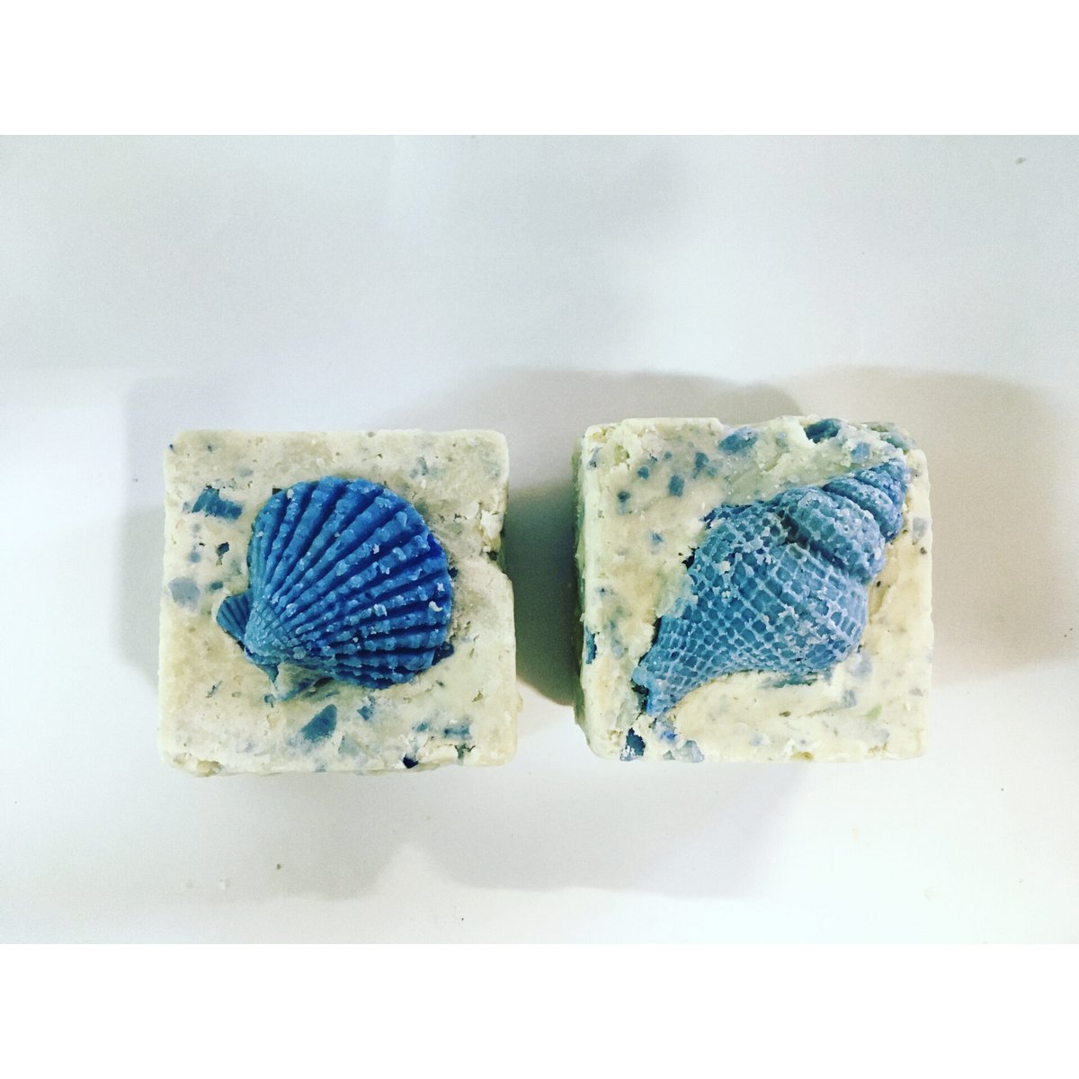 Marika Olijfoliezeep wit/blauw- blauw/wit met schelp, 6x6x4cm