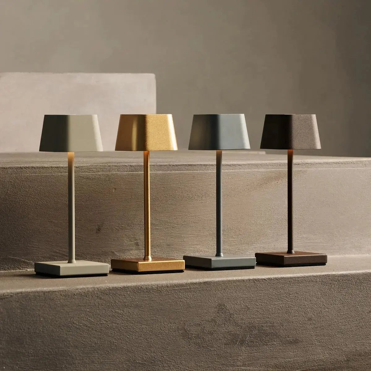 Tavellio - Exclusieve Combiset Professioneel | 4 x Sarphati Mini Mokka Bruin Oplaadbare Tafellampen & 1 x Amstel Oplaadstation