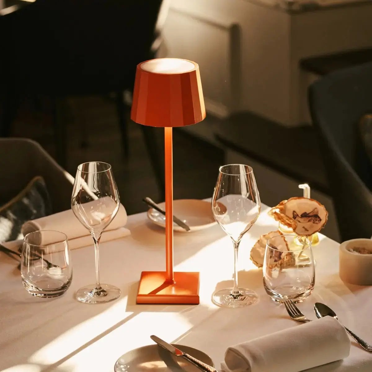 Tavellio - Wouter Oranjebloesem Oplaadbare Tafellamp | Draadloos opladen en batterijduur van 120 uur