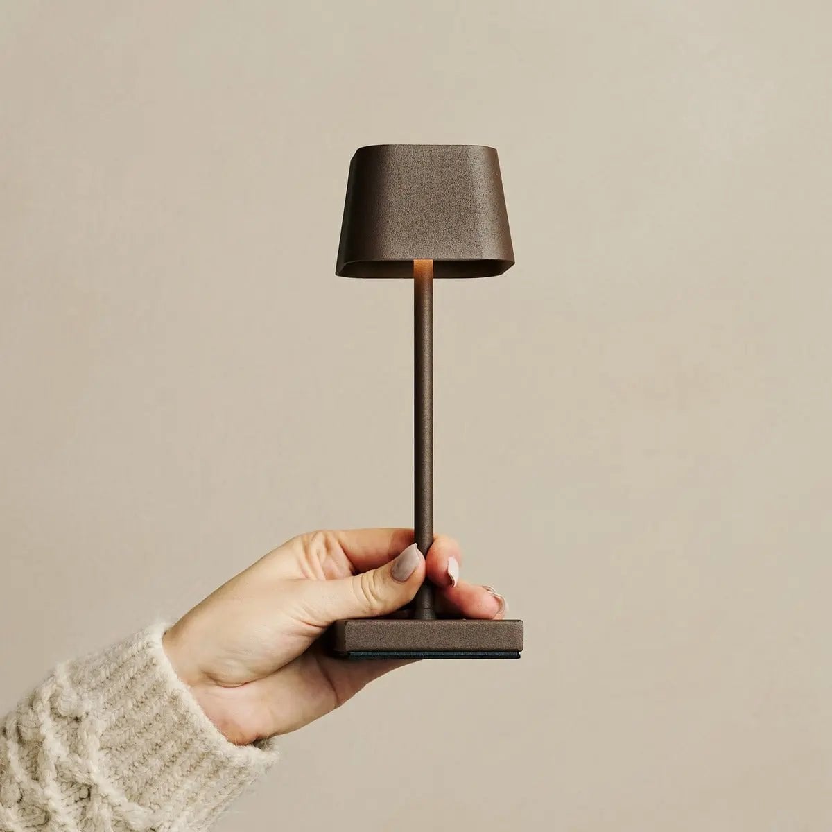 Tavellio - Exclusieve Combiset Professioneel | 4 x Sarphati Mini Mokka Bruin Oplaadbare Tafellampen & 1 x Amstel Oplaadstation