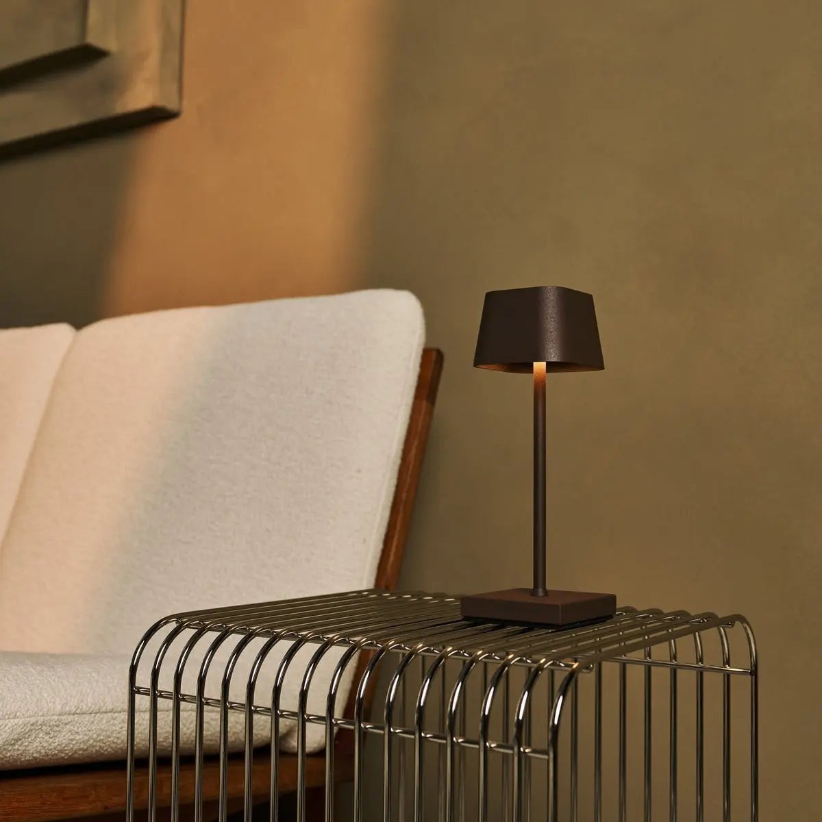 Tavellio - Exclusieve Combiset Professioneel | 4 x Sarphati Mini Mokka Bruin Oplaadbare Tafellampen & 1 x Amstel Oplaadstation