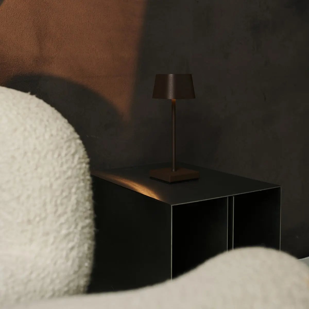 Tavellio - Exclusieve Combiset Professioneel | 4 x Sarphati Mini Mokka Bruin Oplaadbare Tafellampen & 1 x Amstel Oplaadstation