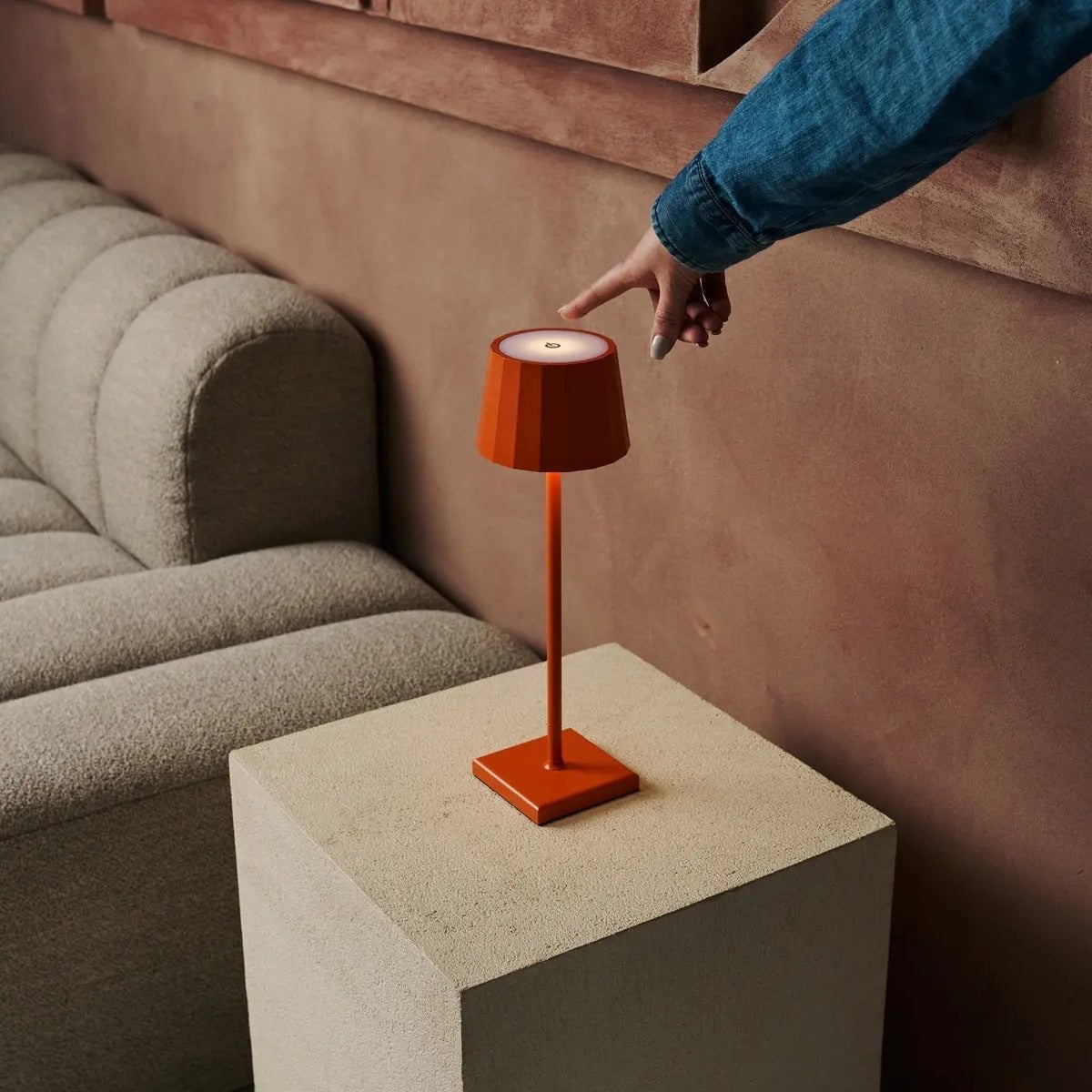 Tavellio - Wouter Oranjebloesem Oplaadbare Tafellamp | Draadloos opladen en batterijduur van 120 uur