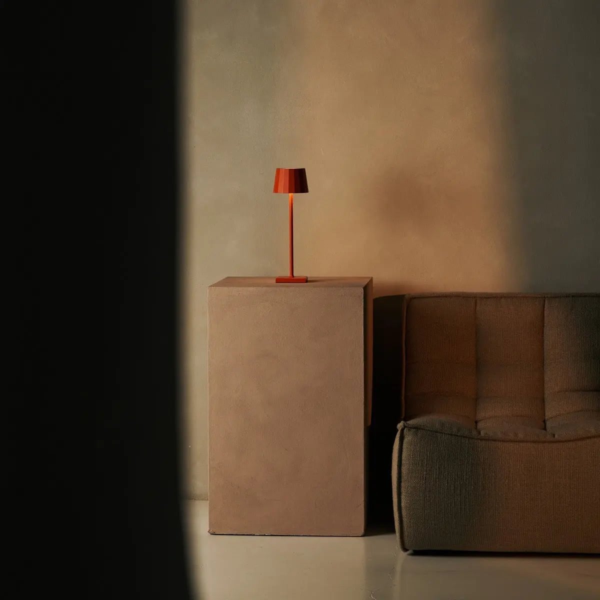 Tavellio - Wouter Oranjebloesem Oplaadbare Tafellamp | Draadloos opladen en batterijduur van 120 uur