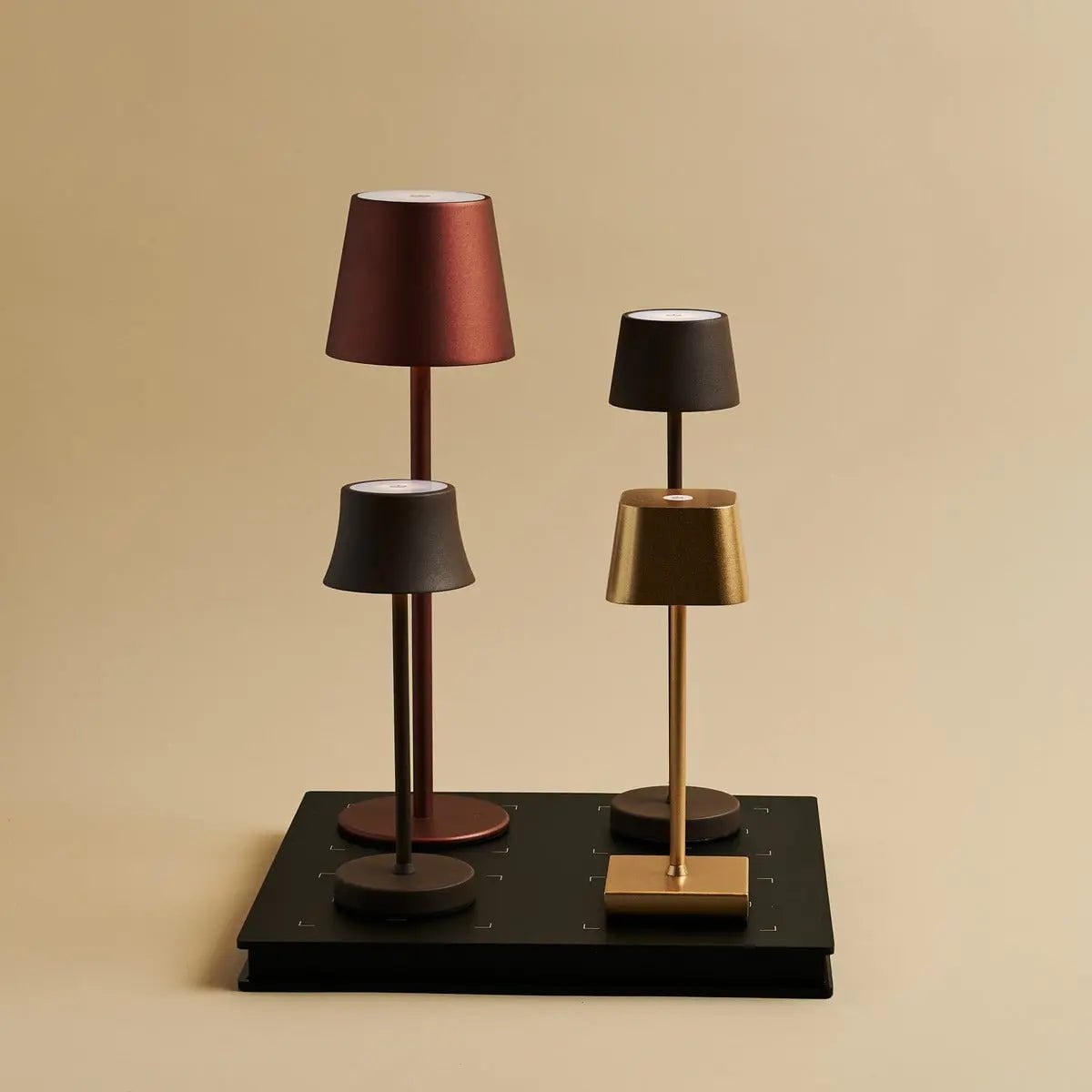 Tavellio - Exclusieve Combiset Professioneel | 4 x Sarphati Mini Mokka Bruin Oplaadbare Tafellampen & 1 x Amstel Oplaadstation