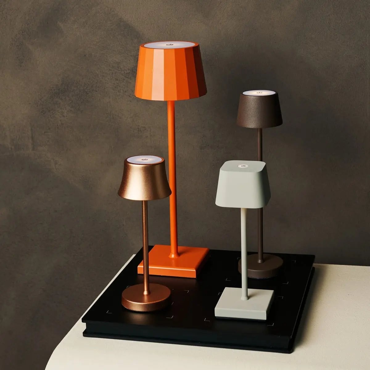 Tavellio - Exclusieve Combiset Professioneel | 4 x Sarphati Mini Mokka Bruin Oplaadbare Tafellampen & 1 x Amstel Oplaadstation